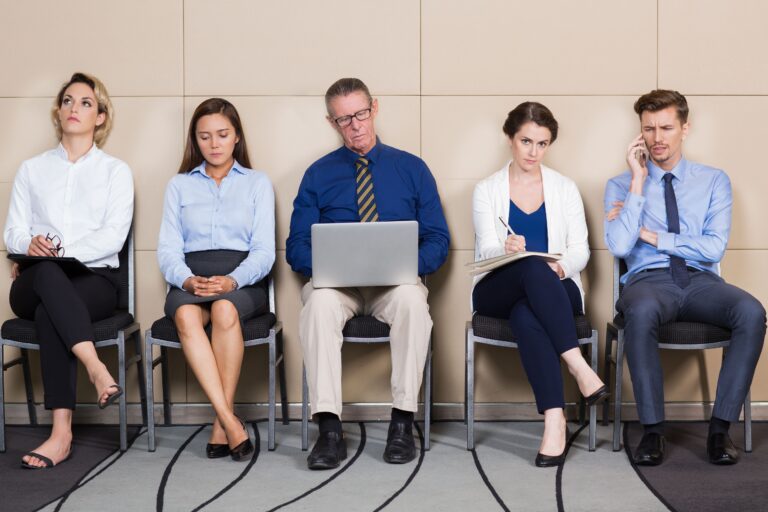 En la foto aparece un Grupo de personas esperando para hacer una entrevista de trabajo